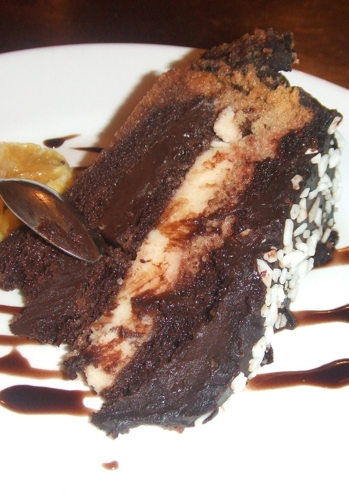 Una foto de Pastel de chocolate con crema de naranja 