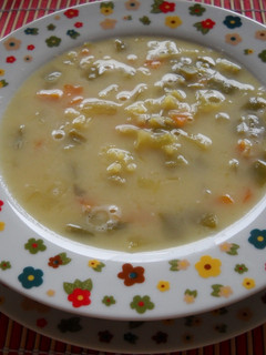 Una foto de Sopa de verdura con arroz al azafrán