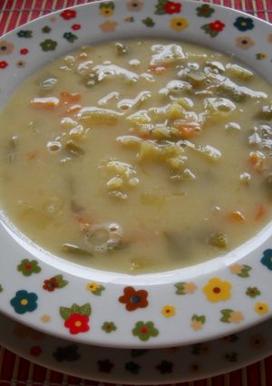 Una foto de Sopa de verdura con arroz al azafrán