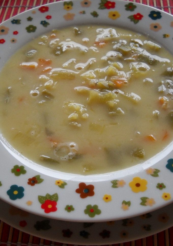 Una foto de Sopa de verdura con arroz al azafrán