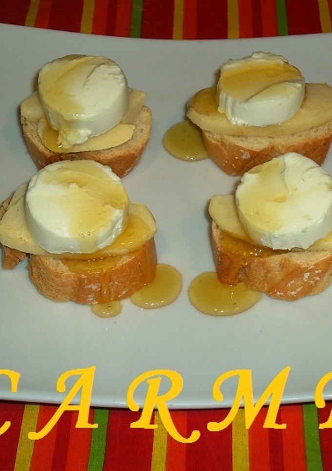 Una foto de Montaditos de queso de cabra y manzana