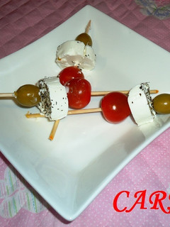 Una foto de Brochetas de queso de cabra, cherry y aceitunas
