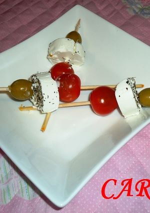 Una foto de Brochetas de queso de cabra, cherry y aceitunas