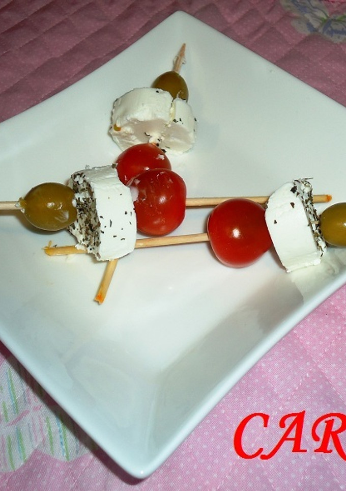 Una foto de Brochetas de queso de cabra, cherry y aceitunas