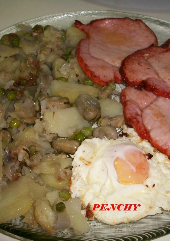 Una foto de Patatas a lo pobre con habas y guisantes en compañia