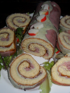 Una foto de Arrollado de pionono con roquefort y jamón