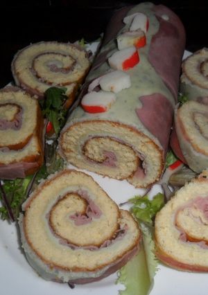 Una foto de Arrollado de pionono con roquefort y jamón