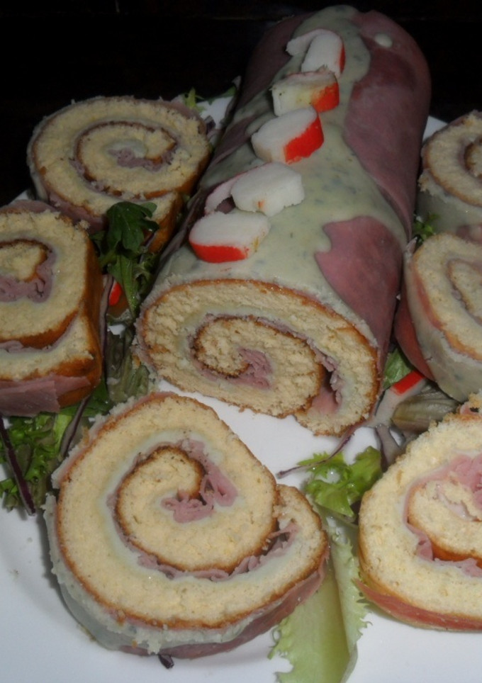 Una foto de Arrollado de pionono con roquefort y jamón