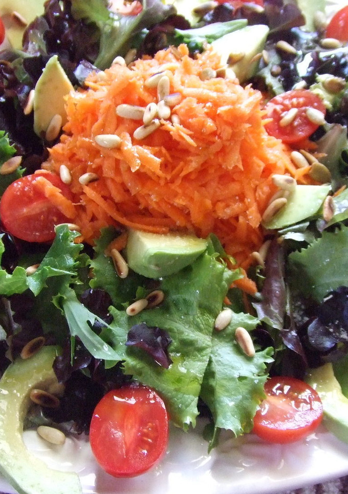 Una foto de Ensalada de lechugas, aguacate y tomates con aliño de piñones 