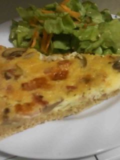 Una foto de Tarta de champiñones con jamón y verdeo