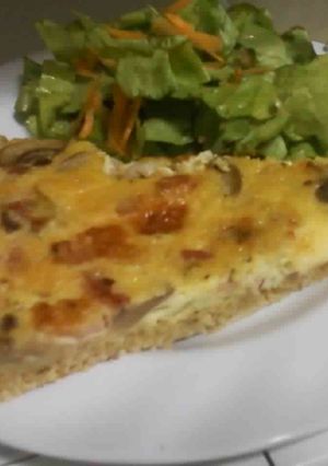 Una foto de Tarta de champiñones con jamón y verdeo