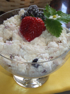 Una foto de Helado cremoso con frutos del bosque