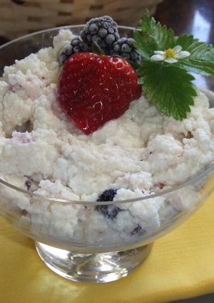 Una foto de Helado cremoso con frutos del bosque