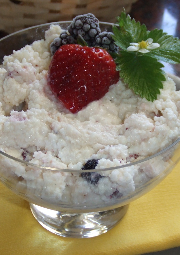Una foto de Helado cremoso con frutos del bosque