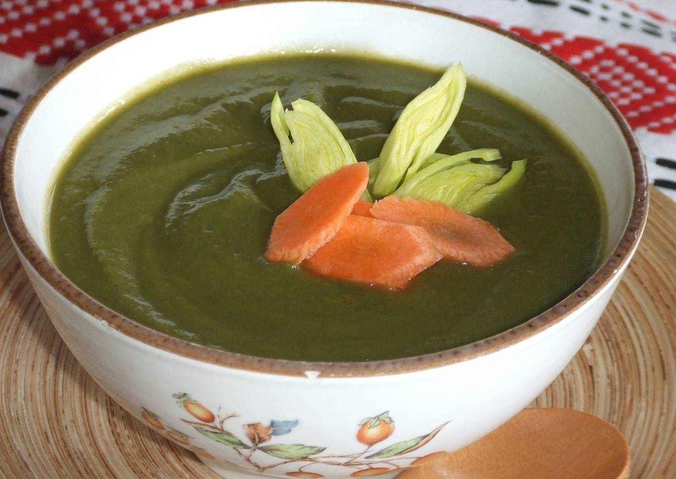 Sopa verde y naranja