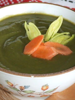 Una foto de Sopa verde y naranja