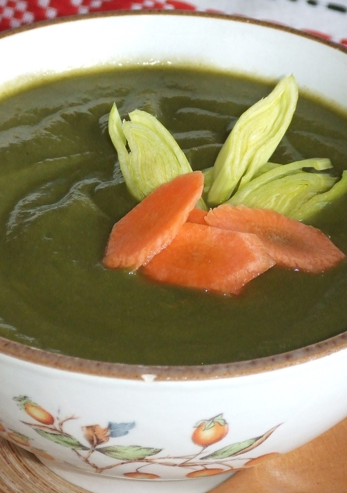 Una foto de Sopa verde y naranja
