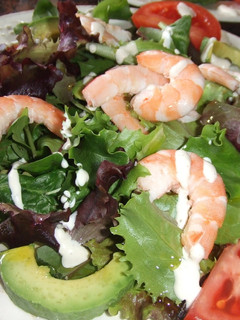 Una foto de Ensalada de langostinos con salsa de yogurt al limón