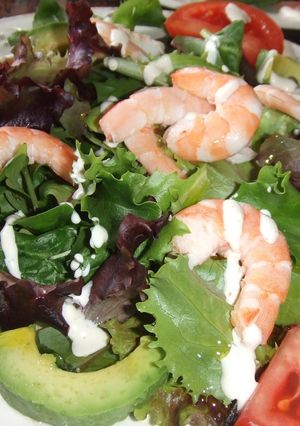 Una foto de Ensalada de langostinos con salsa de yogurt al limón