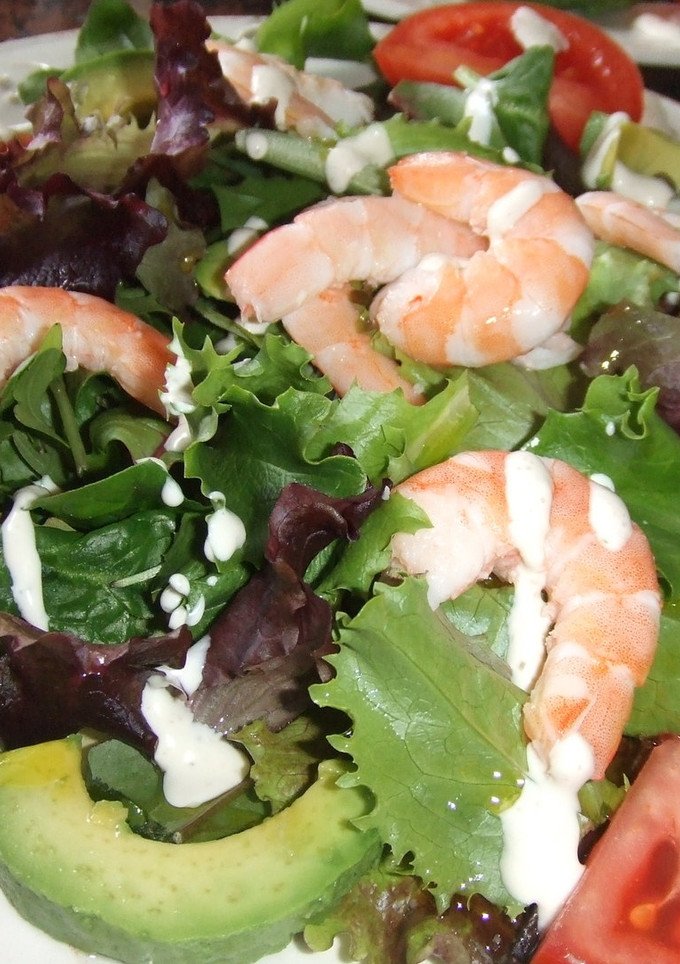 Una foto de Ensalada de langostinos con salsa de yogurt al limón