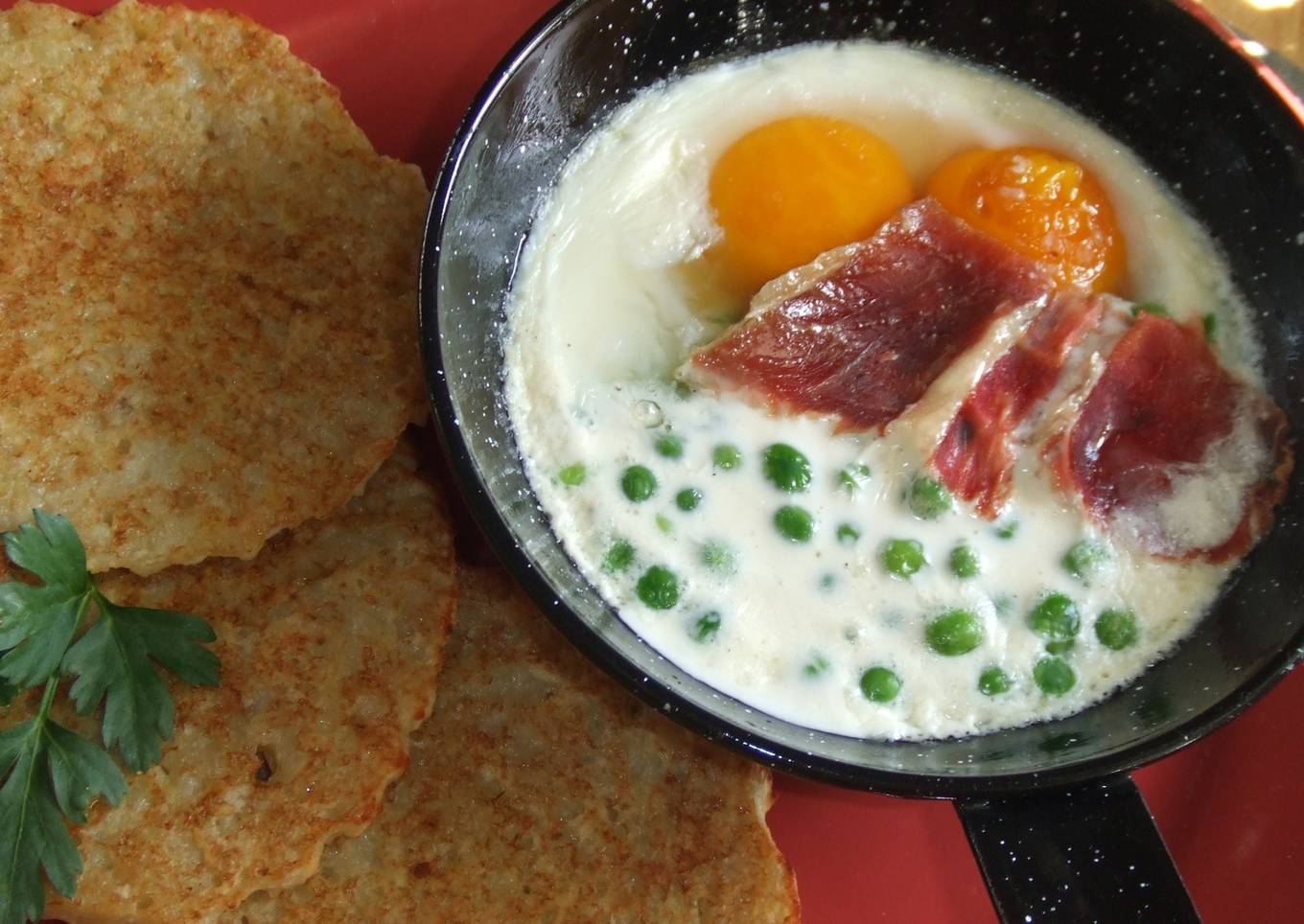 Huevos a la griega con tortitas de patatas <br />