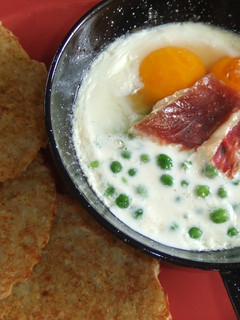 Una foto de Huevos a la griega con tortitas de patatas