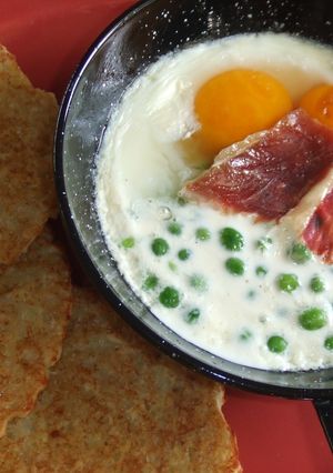 Una foto de Huevos a la griega con tortitas de patatas