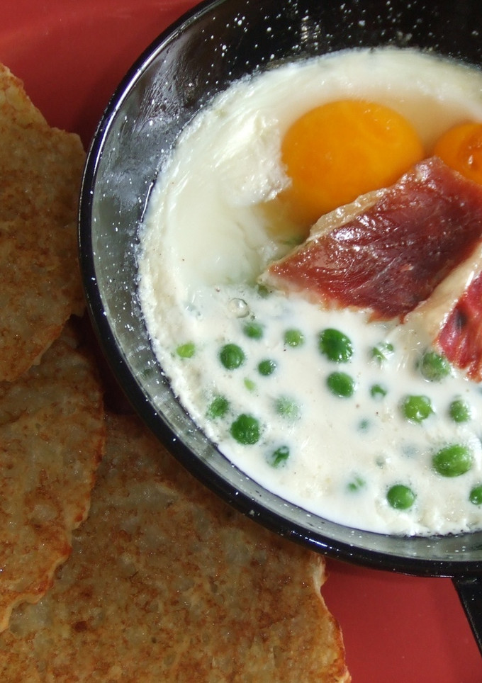 Una foto de Huevos a la griega con tortitas de patatas