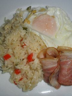 Una foto de Arroz frito con rollitos de dátiles y bacon