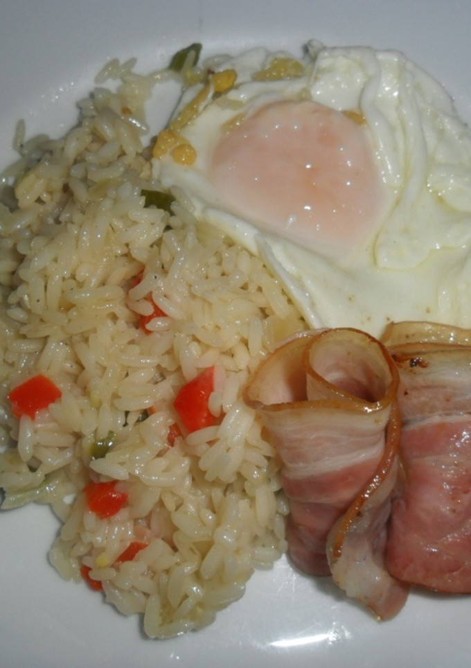 Una foto de Arroz frito con rollitos de dátiles y bacon