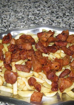 Una foto de Zorza con patatas