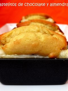 Una foto de Pastelitos de chocolate y almendra