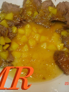 Una foto de Lomo con salsa de naranja y melocoton