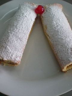 Una foto de Pionono de miel con dulce de leche