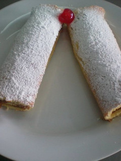 Una foto de Pionono de miel con dulce de leche