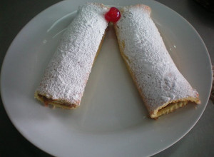 Una foto de Pionono de miel con dulce de leche