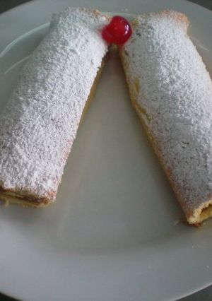 Una foto de Pionono de miel con dulce de leche