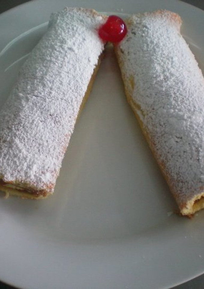 Una foto de Pionono de miel con dulce de leche
