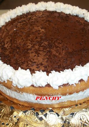 Una foto de Tarta de chocolate y nata sin horno