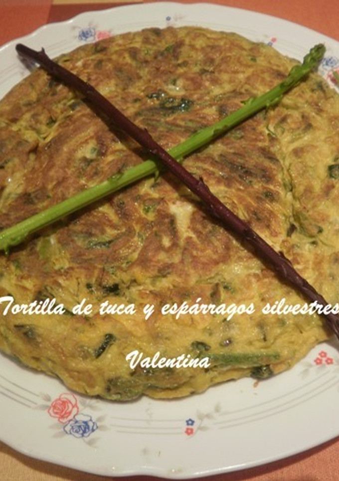 Una foto de Tortilla de tuca y espárragos silvestres