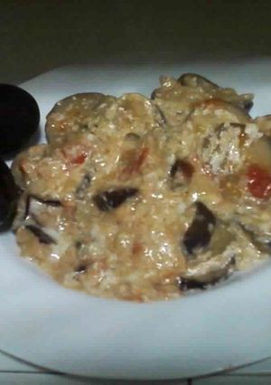 Una foto de Berenjenas baby con tomate y huevo