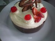 Una foto de torta con frambuesas