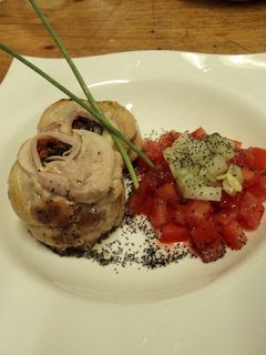 Una foto de Pollo relleno con tomates y albahaca
