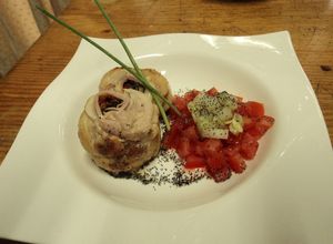 Una foto de Pollo relleno con tomates y albahaca