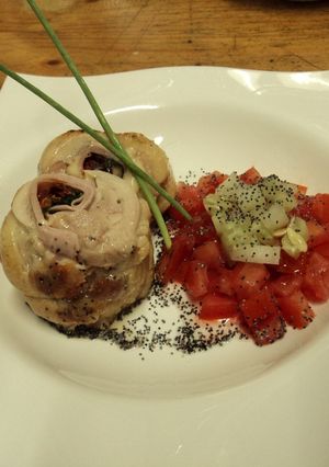 Una foto de Pollo relleno con tomates y albahaca