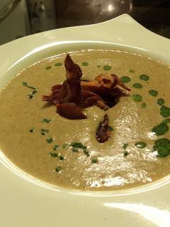 Una foto de Sopa de lentejas rojas con crocante