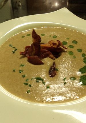 Una foto de Sopa de lentejas rojas con crocante