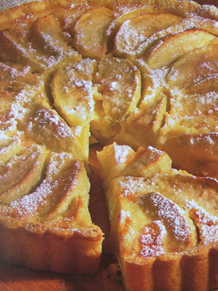 Una foto de Tarta cremosa de mazapán y manzana