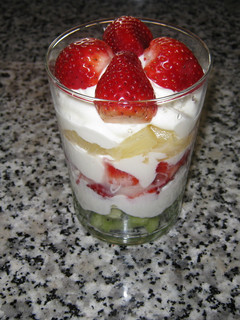 Foto principal de Postre de frutas con crema de queso y yogur