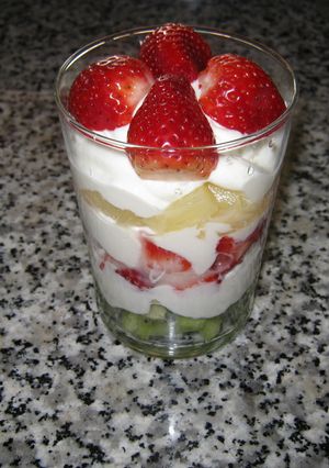 Una foto de Postre de frutas con crema de queso y yogur